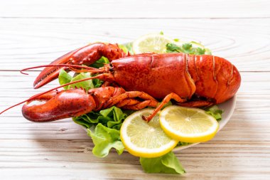 taze Haşlanmış istakoz sebze ve limon ile