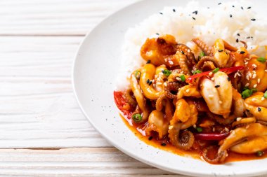 tavada kızartılmış ahtapot veya kalamar ve pirinç - Kore yemeği tarzı ile Kore baharatlı hamur (osam bulgogi)