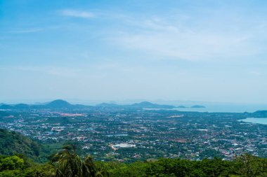 Phuket şehir manzarası ile deniz plaj ve mavi gökyüzü
