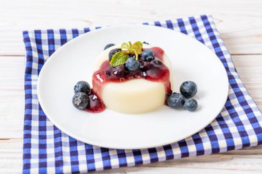 yoğurt puding taze yaban mersini - sağlıklı yemek ve tatlı ile