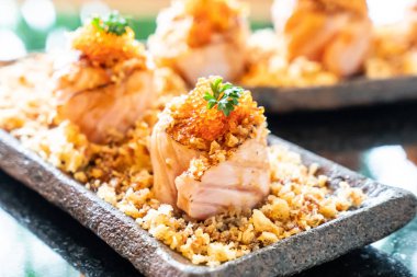 Somon suşi rulo soslu - Japon gıda tarzı