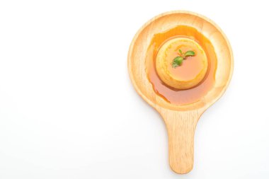 Ev yapımı karamel kremalı puding beyaz arka plan üzerinde izole