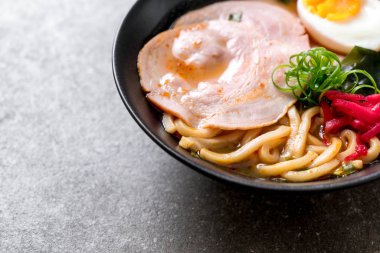 Baharatlı miso udon ramen noodle ile domuz eti - Japon gıda tarzı