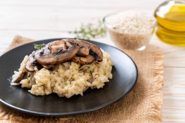 Mantar ve peynir ile ev yapımı risotto