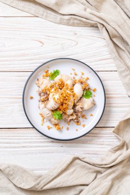 Kızarmış kalamar ya da tabakta sarımsak olan ahtapot.