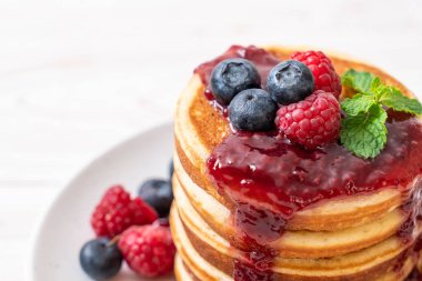 Taze ahududu ve yabanmersinli gözleme.