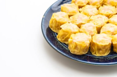 Karides Çince buğulanmış beyaz arka plan üzerinde izole hamur tatlısı