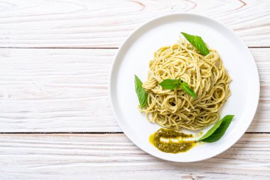 Homamade spagetti pesto sos, zeytin yağı ve fesleğen yaprakları ile.