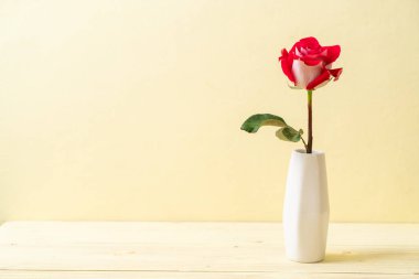 ahşap arka plan üzerinde kırmızı gül