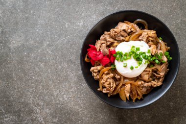 Yumurtalı domuz pirinci kasesi (Donburi) - Japon yemeği tarzı.