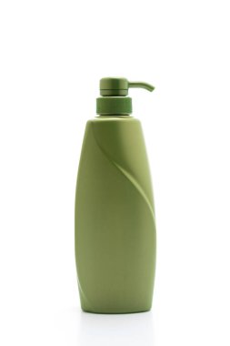 Beyaz arka plan üzerinde izole şampuan veya saç kremi şişe