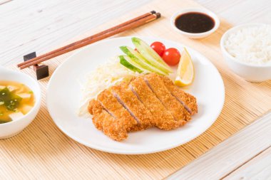 Japon kızartılmış domuz pirzolası (tonkatsu seti) - Japon yemek tarzı
