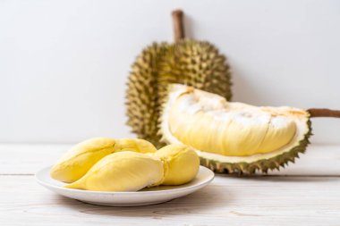 Ahşap zemin üzerinde taze Durian meyvesi