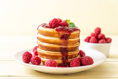 Taze ahududu ve frambuaz sos ile gözleme