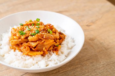 Pirinçli kimchi ve domuz kızartması. Kore usulü.