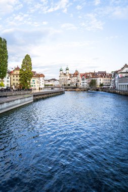 Tarihi kent merkezi, Lucerne (Luzern) İsviçre'deki ünlü Şapel Köprüsü ile.