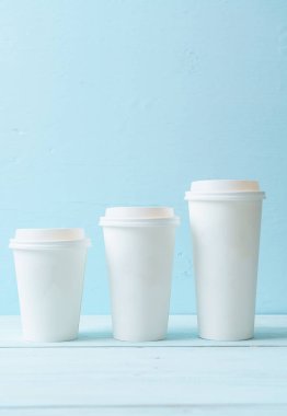 Kağıt ahşap arka plan üzerinde paket servisi olan restoran kahve fincan