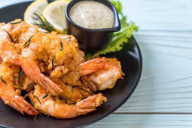 Kızarmış karides ya da soslu karides.