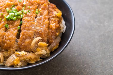 Kızarmış domuz pirzolası kasesi (Katsudon) - Japon yemek tarzı