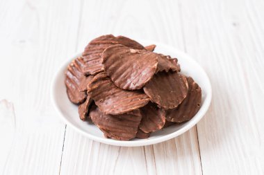 patates cipsi çikolata plaka üzerinde