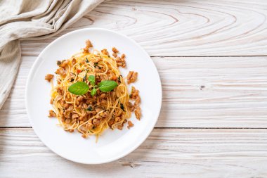 kıyılmış domuz eti ve fesleğen ile tavada kızartılmış acılı spagetti