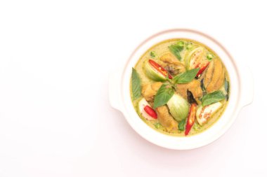 Roti ve beyaz arka plan üzerinde izole tavuk ile yeşil köri