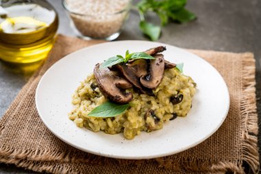 Pesto ve peynir ile ev yapımı Mantarlı Risotto
