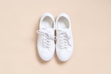 güzel kadın deri spor ayakkabı ayakkabı