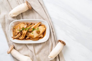 İstiridye soslu kızarmış kral istiridye mantarı. Sağlıklı, vejetaryen ya da vejetaryen yemek tarzı.