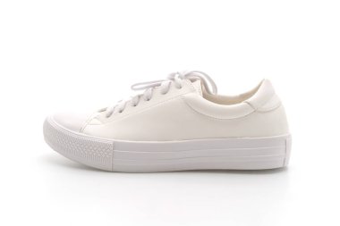 Beyaz arka planda izole edilmiş beyaz spor ayakkabılar