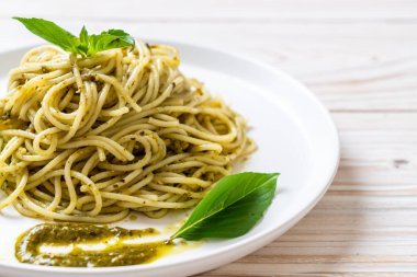 Homamade spagetti pesto sos, zeytin yağı ve fesleğen yaprakları ile.