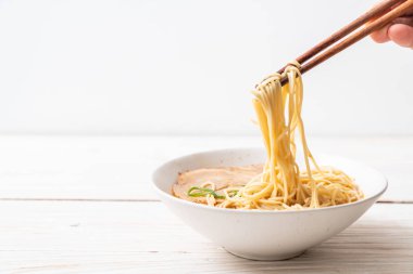 chaashu domuz eti - Japon tarzı ile TONKOTSU ramen erişte