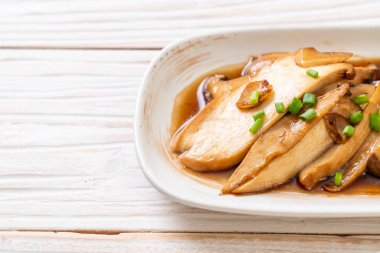 İstiridye soslu kızarmış kral istiridye mantarı. Sağlıklı, vejetaryen ya da vejetaryen yemek tarzı.