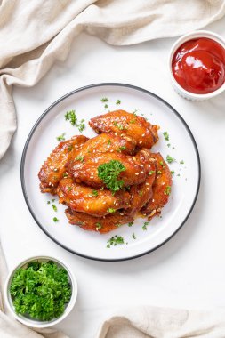 Beyaz susamlı ızgara tavuk kanadı.