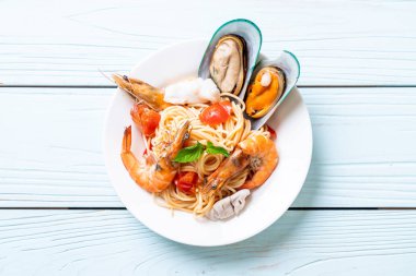 Deniz ürünleri makarna makarna midye, karides, Squis, midye ve domates - İtalyan yemeği tarzı ile