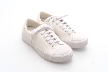Beyaz arka planda izole edilmiş beyaz spor ayakkabılar