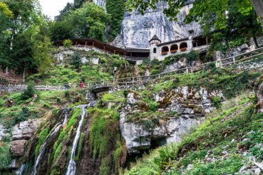 St. Beatus mağara ve şelaleler Thunersee, Sundlauenen İsviçre yukarıda.
