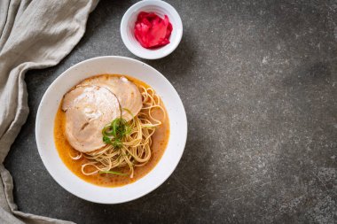 chaashu domuz eti - Japon tarzı ile TONKOTSU ramen erişte