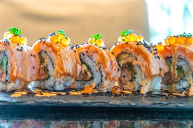 somon suşi rulo ile kaz ciğeri - Japon gıda tarzı