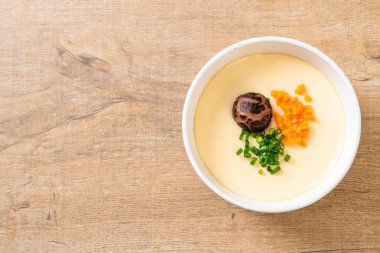 sebze, mantar ve havuç ile ev yapımı haşlanmış yumurta