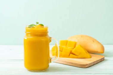 taze mango smoothies - sağlıklı yiyecek ve içecek konsepti