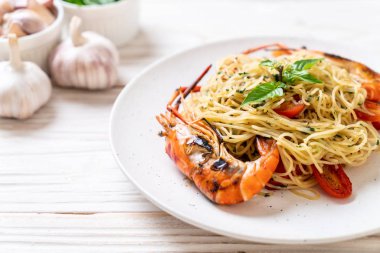 ızgara karides ve domates - İtalyan Füzyon gıda tarzı ile tavada kızartılmış spagetti