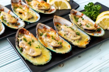 Peynirli taze midye.