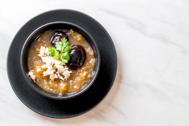 Yengeç kase kırmızı et suyu çorbası kızarmış balık Maw