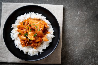 Pirinçli kimchi ve domuz kızartması. Kore usulü.