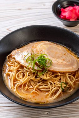 chaashu domuz eti - Japon tarzı ile TONKOTSU ramen erişte