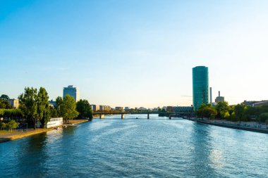 Frankfurt am Main manzarası twilight saat sırasında.