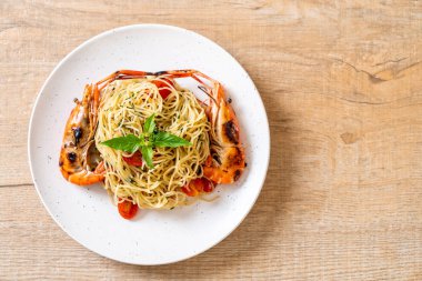ızgara karides ve domates - İtalyan Füzyon gıda tarzı ile tavada kızartılmış spagetti