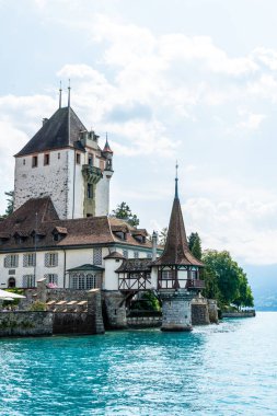 Thun Gölü arka planda İsviçre ile Oberhofen kalesinde güzel mimari