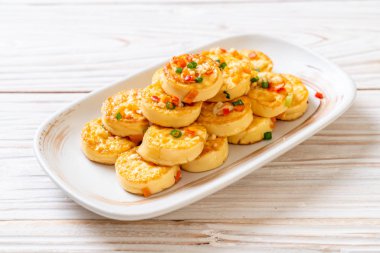 Sahanda yumurta yumuşak tofu sarımsak - sağlıklı, vegan ve sebze gıda tarzı